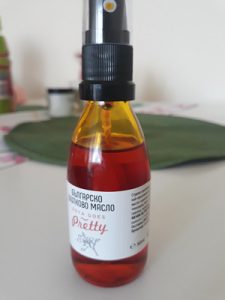 Butleka olejku z dziekiej róży bugarskiej kosmetycznego tłoczony na zimno