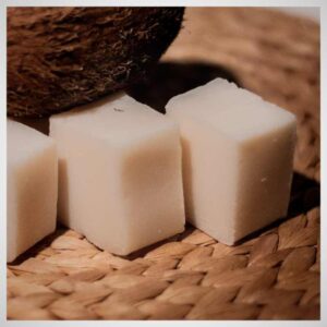 Mydlo kokosowe Savon Cosmetics krojone ręcznie na tle kokosa