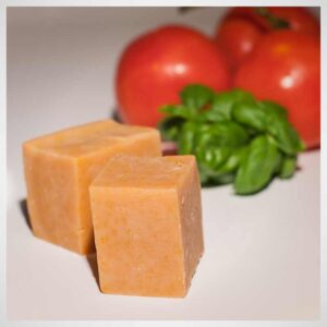 Mydło Pomidorowe Savon Cosmetics oapkowane w celofanowe opakowanie biodegradowalne i przewiązane rafią