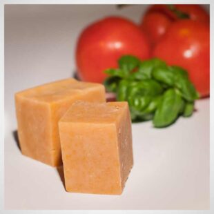 Mydło Pomidorowe Savon Cosmetics oapkowane w celofanowe opakowanie biodegradowalne i przewiązane rafią